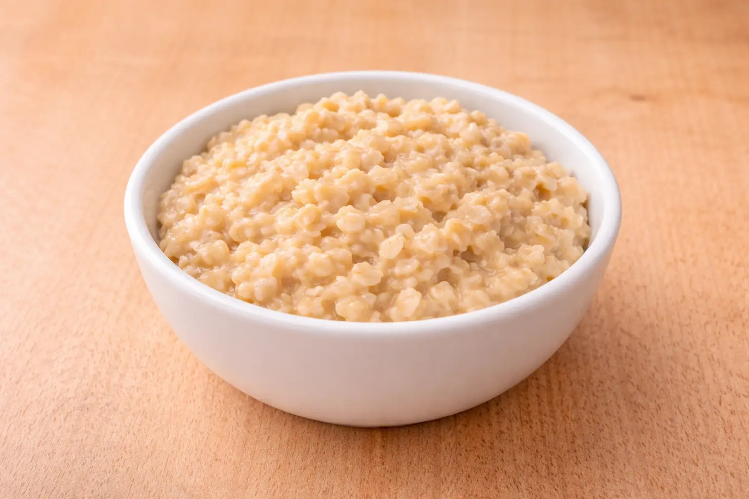 Plain cooked oatmeal, a fiber-rich food for dogs